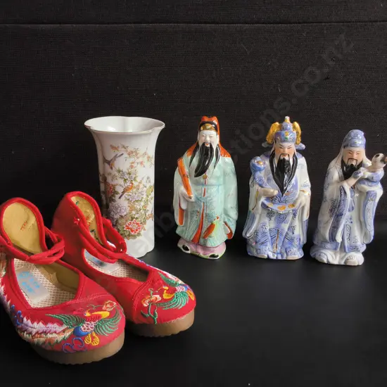 3 PORCELAIN FU LU SHOU STAR GODS, EMBROIDERED CHINESE SHOES, AND JAPANESE VASE, TALLET H 19.5 CM