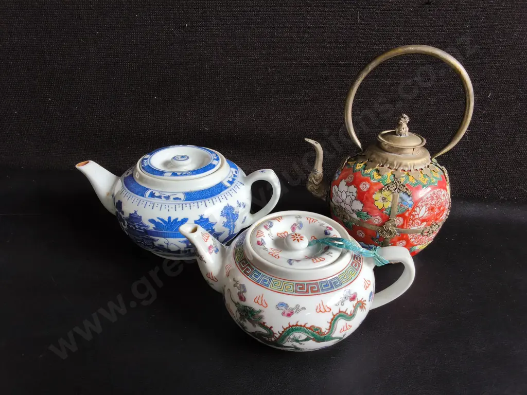 3 VINTAGE CHINESE TEAPOTS, FAMILLE ROSE, BLUE AND WHITE, ENAMELED METAL, TALLEST H 21 CM Image 1++