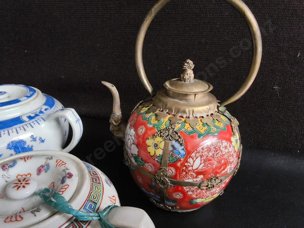 3 VINTAGE CHINESE TEAPOTS, FAMILLE ROSE, BLUE AND WHITE, ENAMELED METAL, TALLEST H 21 CM Image 1++
