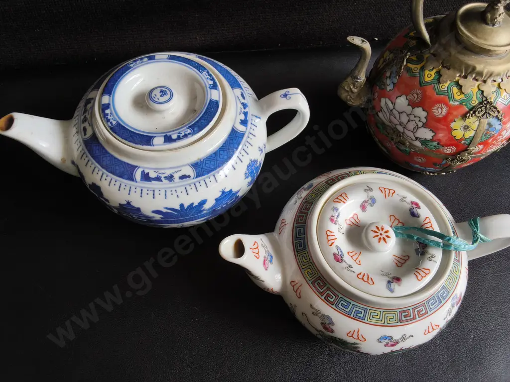 3 VINTAGE CHINESE TEAPOTS, FAMILLE ROSE, BLUE AND WHITE, ENAMELED METAL, TALLEST H 21 CM Image 1++