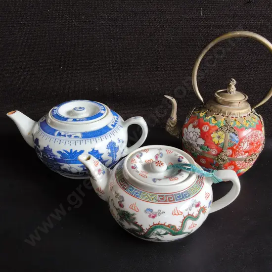 3 VINTAGE CHINESE TEAPOTS, FAMILLE ROSE, BLUE AND WHITE, ENAMELED METAL, TALLEST H 21 CM