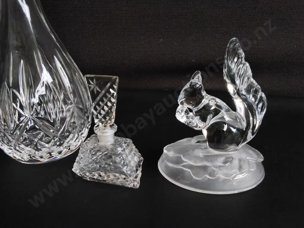 3 GLASS ITEMS, DECANTER, PERFUME BOTTLE, AND DECORATIVE FIGURE, TALLEST H 33 CM Image 1++