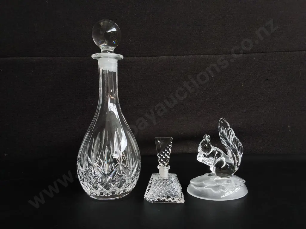 3 GLASS ITEMS, DECANTER, PERFUME BOTTLE, AND DECORATIVE FIGURE, TALLEST H 33 CM Image 1++