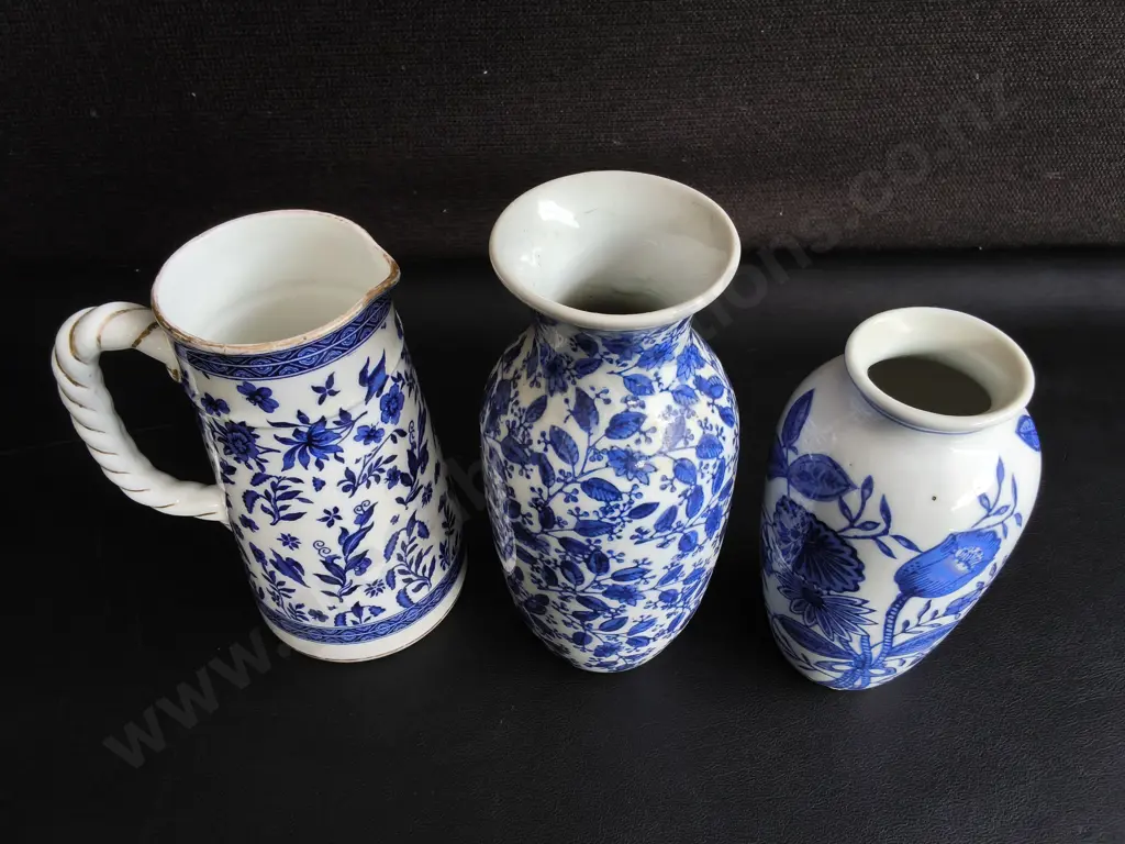3 PIECES BLUE AND WHITE FLORAL CERAMIC VASES AND PITCHER, TALLEST H 19 CM Image 1++