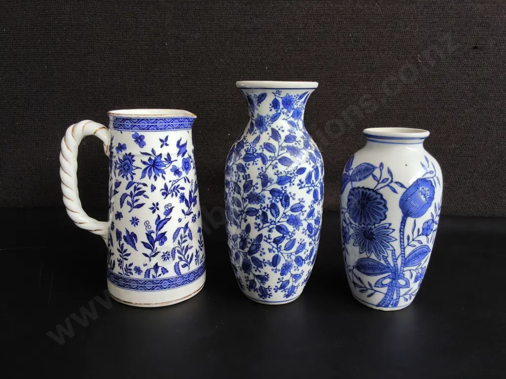 3 PIECES BLUE AND WHITE FLORAL CERAMIC VASES AND PITCHER, TALLEST H 19 CM Image 1++