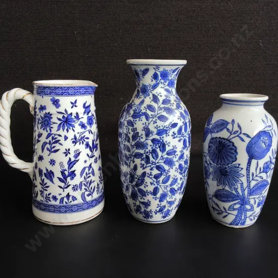 3 PIECES BLUE AND WHITE FLORAL CERAMIC VASES AND PITCHER, TALLEST H 19 CM