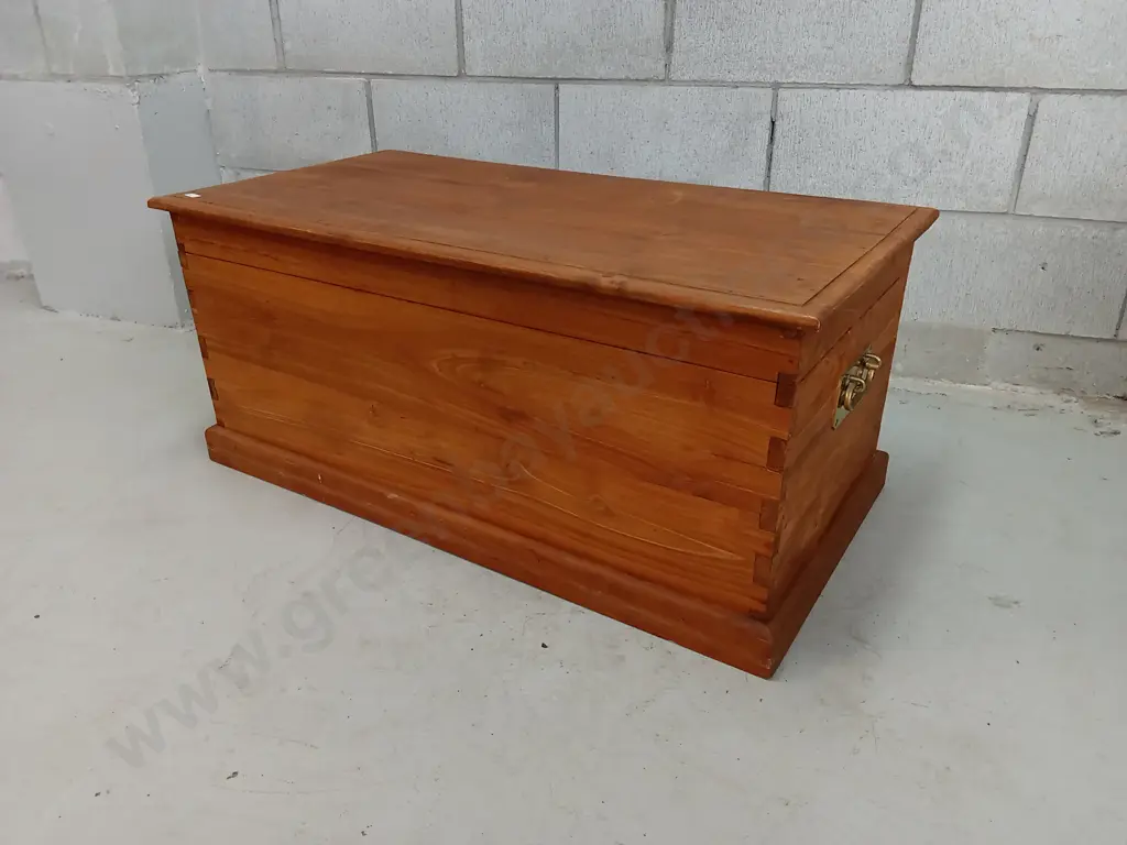LARGE WOODEN CHEST, H 41CM X W 92CM X D 48CM Image 1++