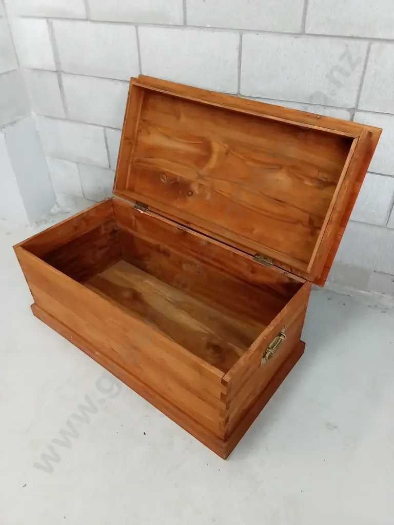 LARGE WOODEN CHEST, H 41CM X W 92CM X D 48CM Image 1++