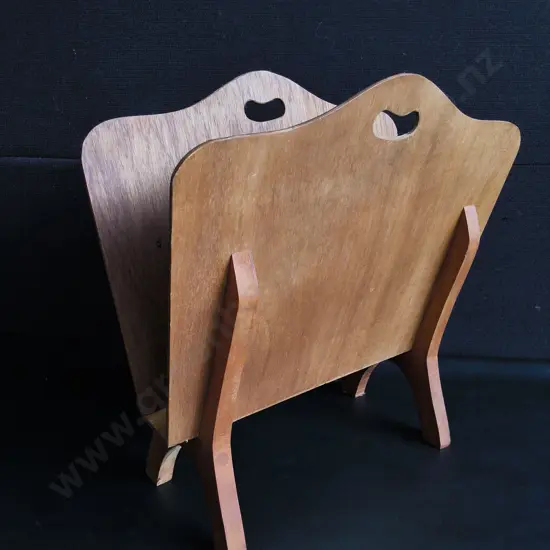 MID CENTURY MODERN WOODEN MAGAZINE RACK, H 42 CM