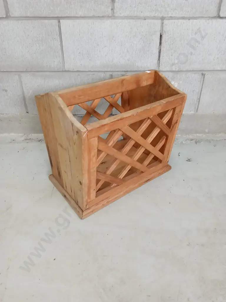 VINTAGE WOODEN MAGAZINE RACK, H 37CM X W 40CM X 29CM Image 1++