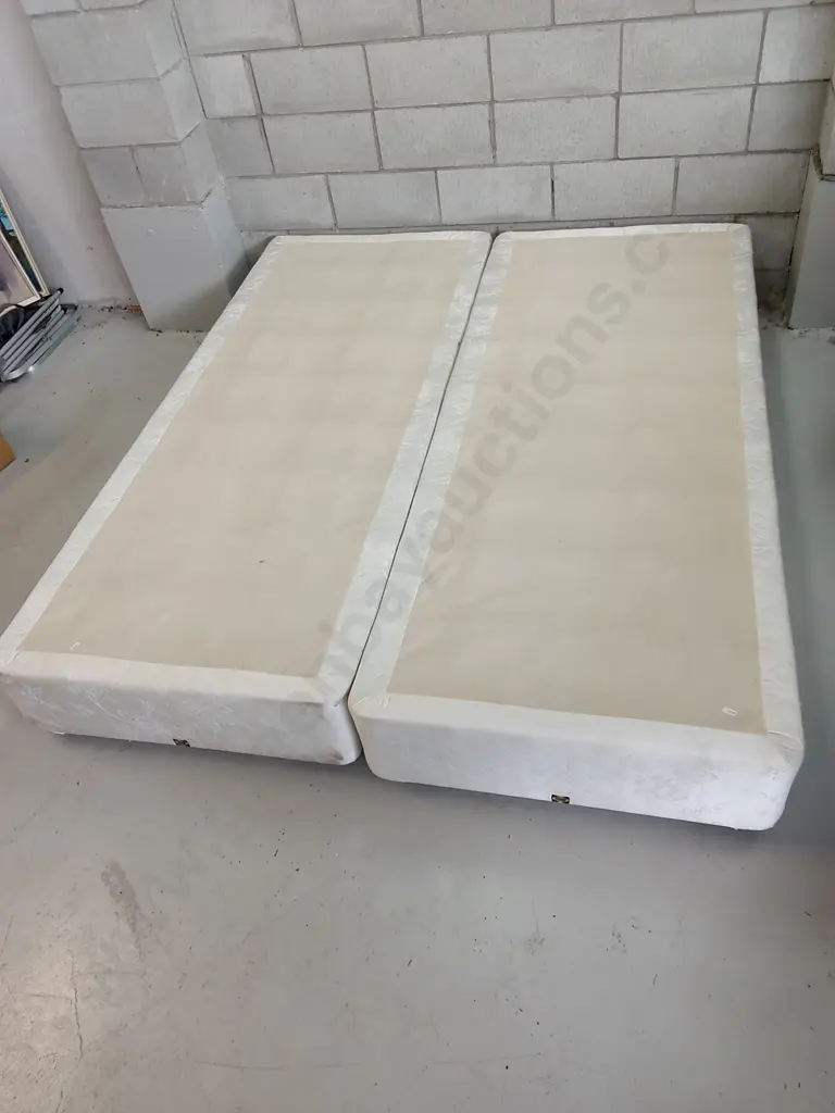 SEALY KING SIZED MATTRESS AND 2 PIECE BASE ON WHEELS Image 1++