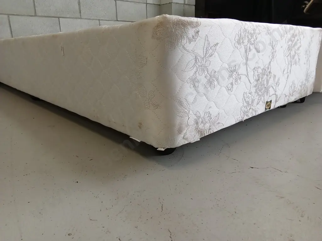 SEALY KING SIZED MATTRESS AND 2 PIECE BASE ON WHEELS Image 1++