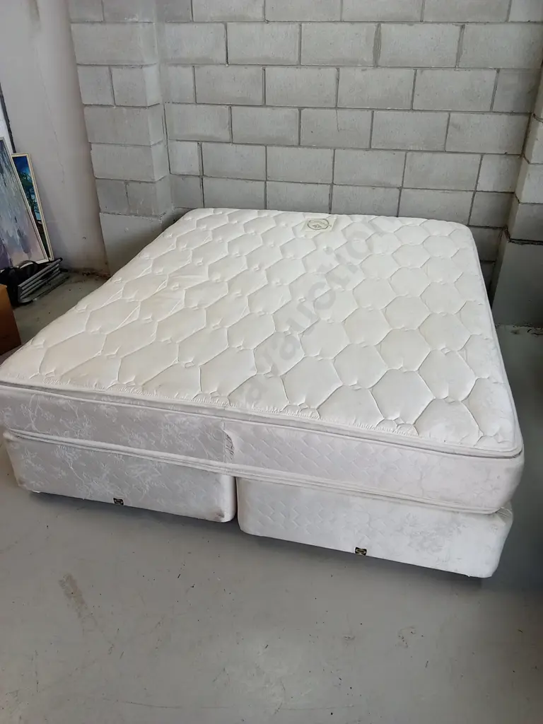 SEALY KING SIZED MATTRESS AND 2 PIECE BASE ON WHEELS Image 1++