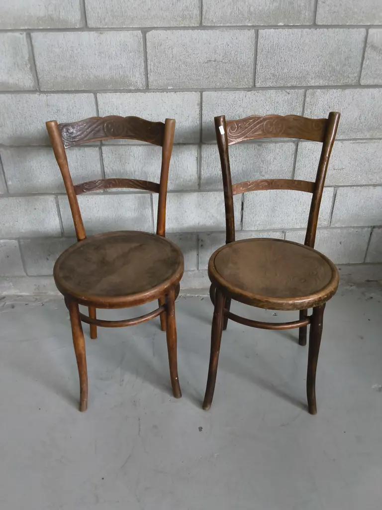 PAIR OF VINTAGE BENTWOOD CHAIRS WITH EMBOSSED BACKRESTS Image 1++