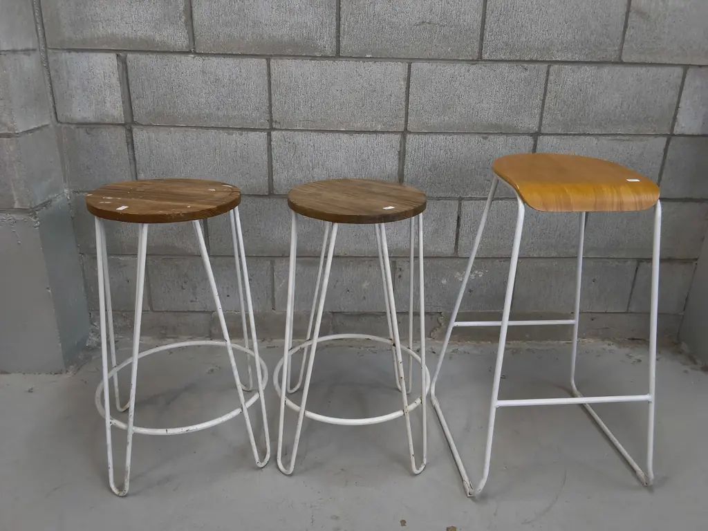 3 WIRE AND WOOD BAR STOOLS Image 1++