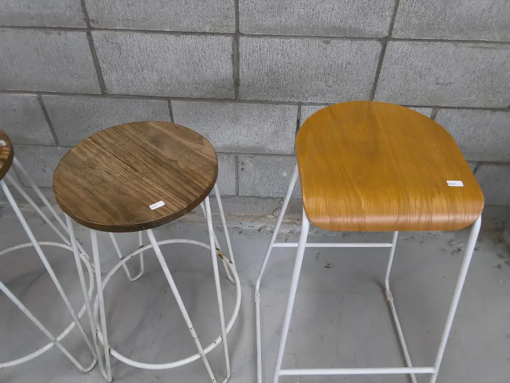 3 WIRE AND WOOD BAR STOOLS Image 1++