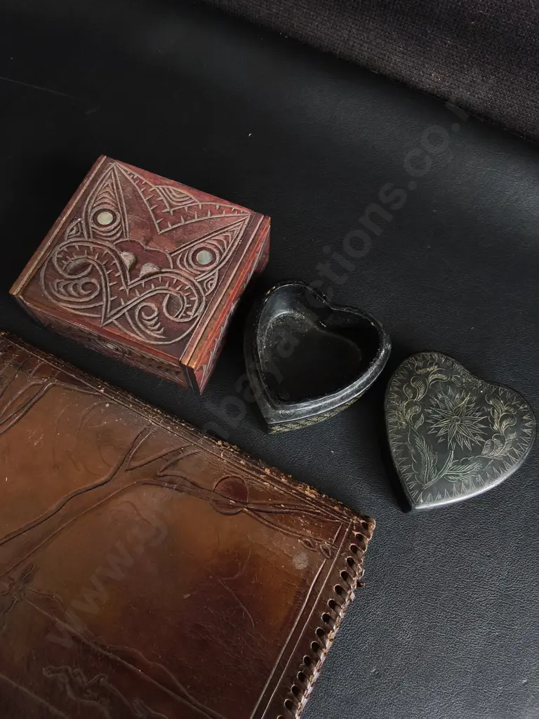 VINTAGE HAND TOOLED BROWN LEATHER POUCH, MĀORI CARVED WOOD BOX, AND ENGRAVED HEART TRINKET BOX, WIDEST W 22 CM Image 1++