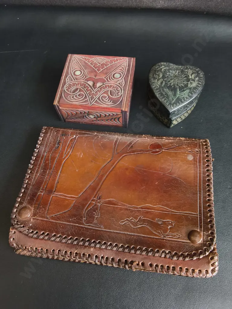 VINTAGE HAND TOOLED BROWN LEATHER POUCH, MĀORI CARVED WOOD BOX, AND ENGRAVED HEART TRINKET BOX, WIDEST W 22 CM Image 1++