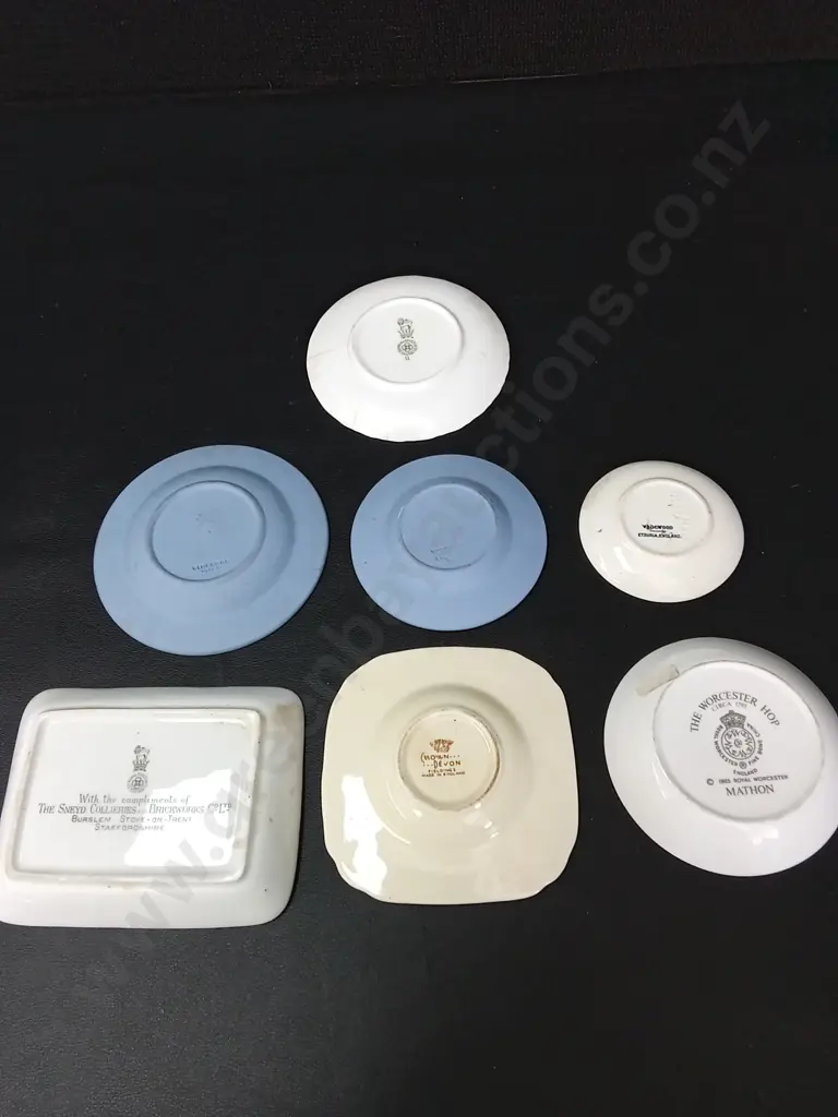 7 DECORATIVE DISHES LARGEST L12.5CM INCLUDING ROYAL DOULTON, CROWN DEVON, ROYAL WORCHESTER AND WEDGEWOOD Image 1++