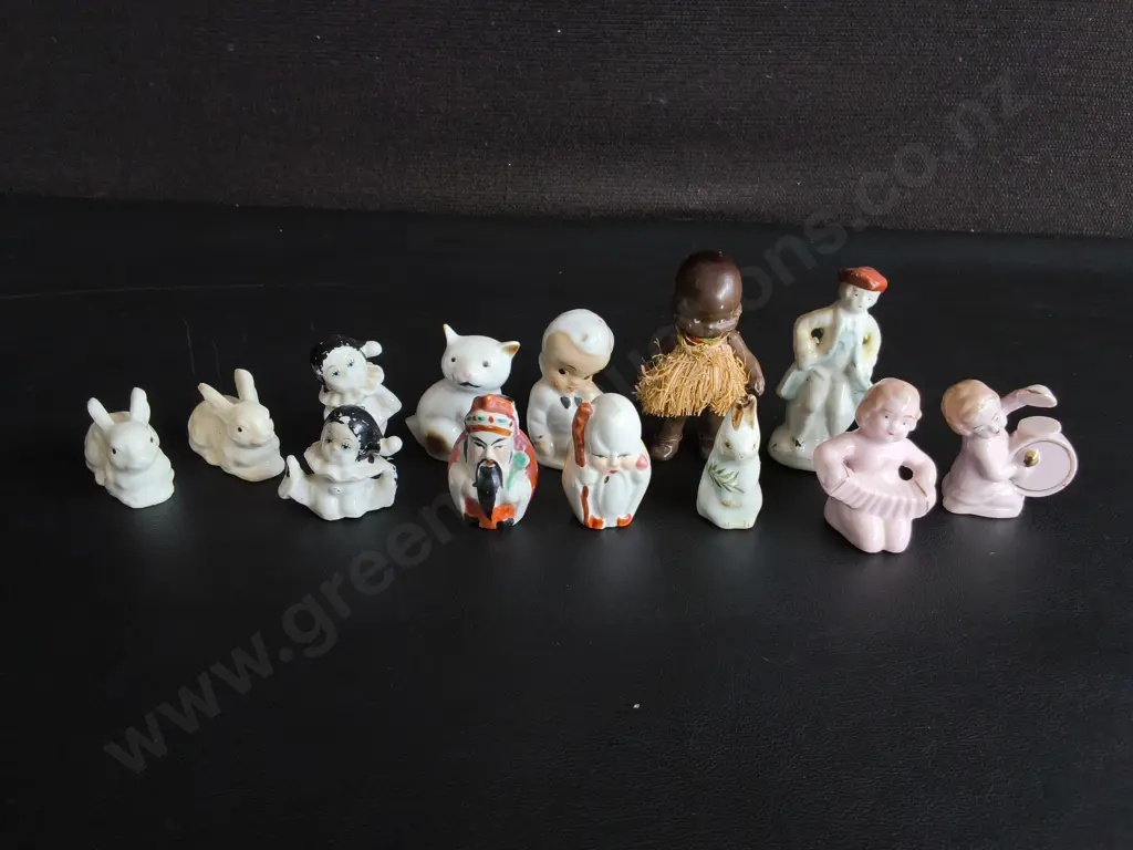 COLLECTION OF VINTAGE MINIATURE CERAMIC AND PORCELAIN FIGURINES, 13 PIECES, TALLEST 8 CM Image 1++