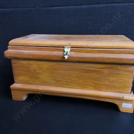 VINTAGE WOODEN STORAGE BOX WITH COMPARTMENTS, W 37 CM X H 20 CM