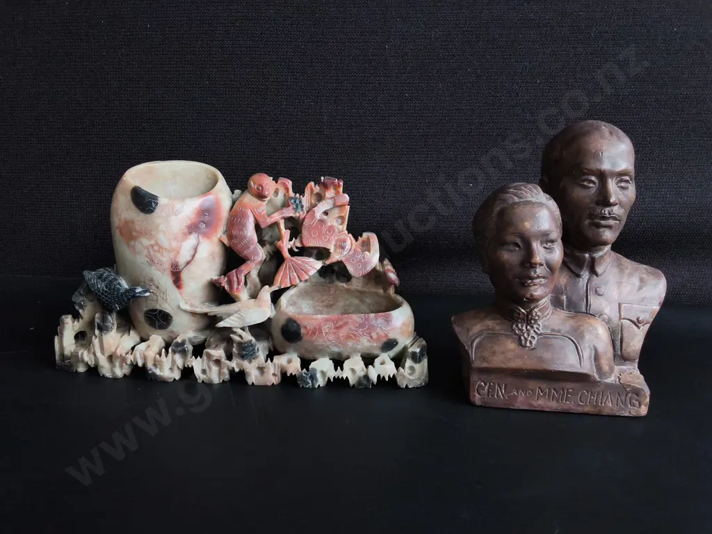 VINTAGE CHINESE CARVED SOAPSTONE DOUBLE VASE AND CHIANG KAISHEK COMMEMORATIVE BUST, WIDEST W 23 CM Image 1++