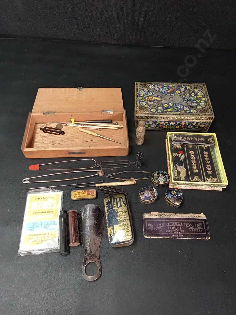 COLLECTION OF VINTAGE ITEMS Image 1++