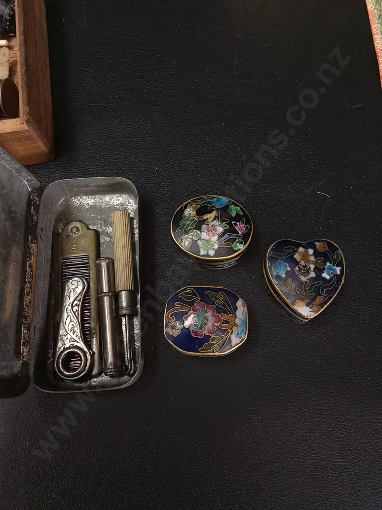 COLLECTION OF VINTAGE ITEMS Image 1++