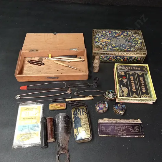 COLLECTION OF VINTAGE ITEMS