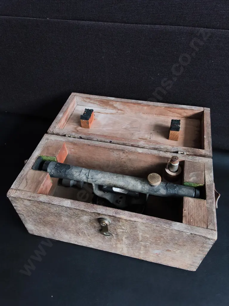 VINTAGE SURVEYOR'S TRANSIT LEVEL SCOPE INSTRUMENT WITH ORIGINAL FITTED WOODEN CASE Image 1++