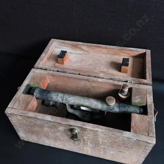 VINTAGE SURVEYOR'S TRANSIT LEVEL SCOPE INSTRUMENT WITH ORIGINAL FITTED WOODEN CASE