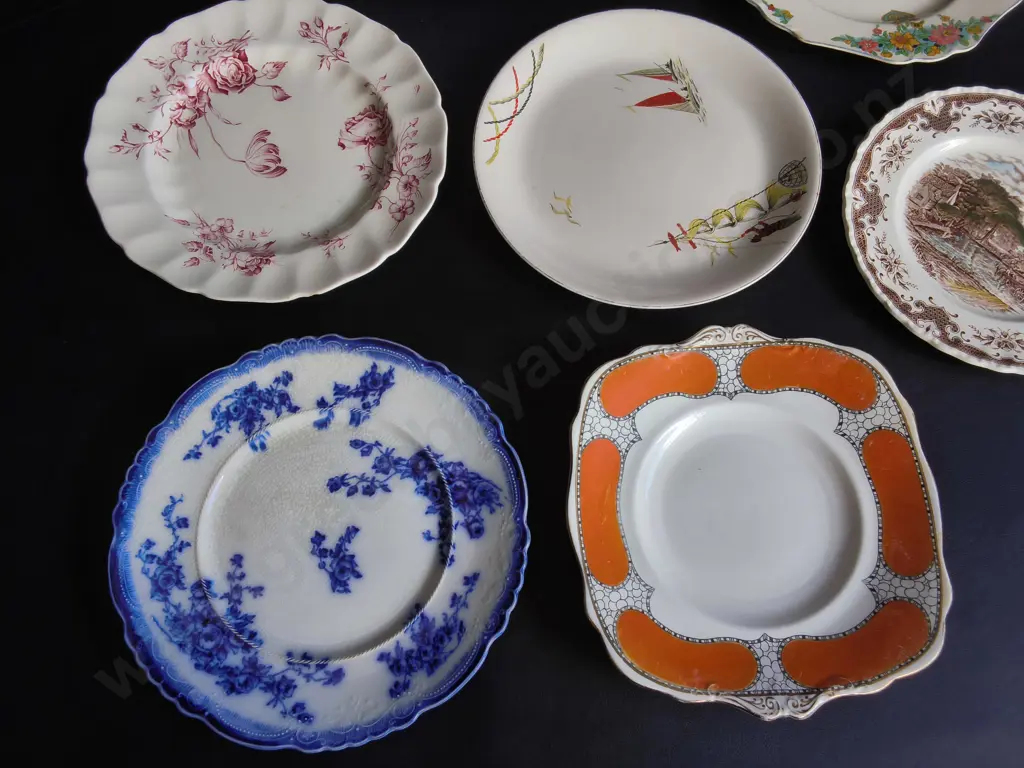 MIX OF VINTAGE PLATES AND PLATE STAND, 7 PLATES, WIDEST DIA 25 CM Image 1++