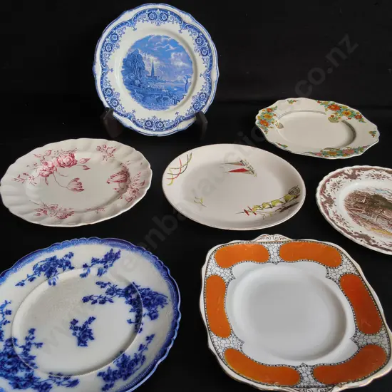 MIX OF VINTAGE PLATES AND PLATE STAND, 7 PLATES, WIDEST DIA 25 CM