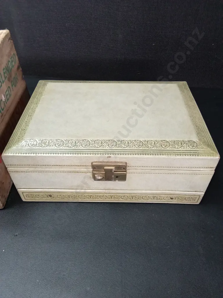 JEWELLERY BOX WITH CONTENTS H10CM L28CM AND BOX OF MORE JEWELLERY Image 1++