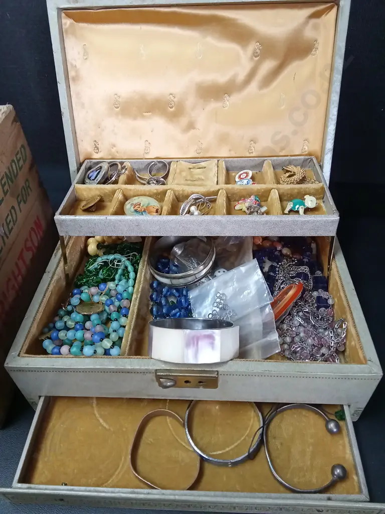 JEWELLERY BOX WITH CONTENTS H10CM L28CM AND BOX OF MORE JEWELLERY Image 1++