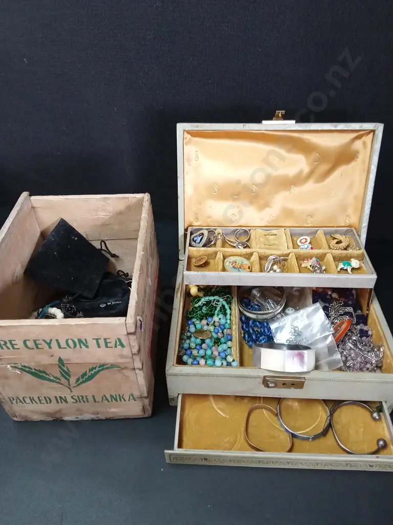 JEWELLERY BOX WITH CONTENTS H10CM L28CM AND BOX OF MORE JEWELLERY Image 1++
