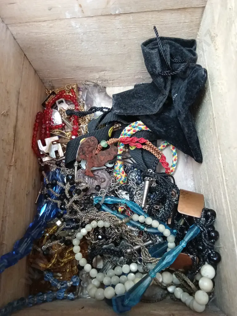 JEWELLERY BOX WITH CONTENTS H10CM L28CM AND BOX OF MORE JEWELLERY Image 1++