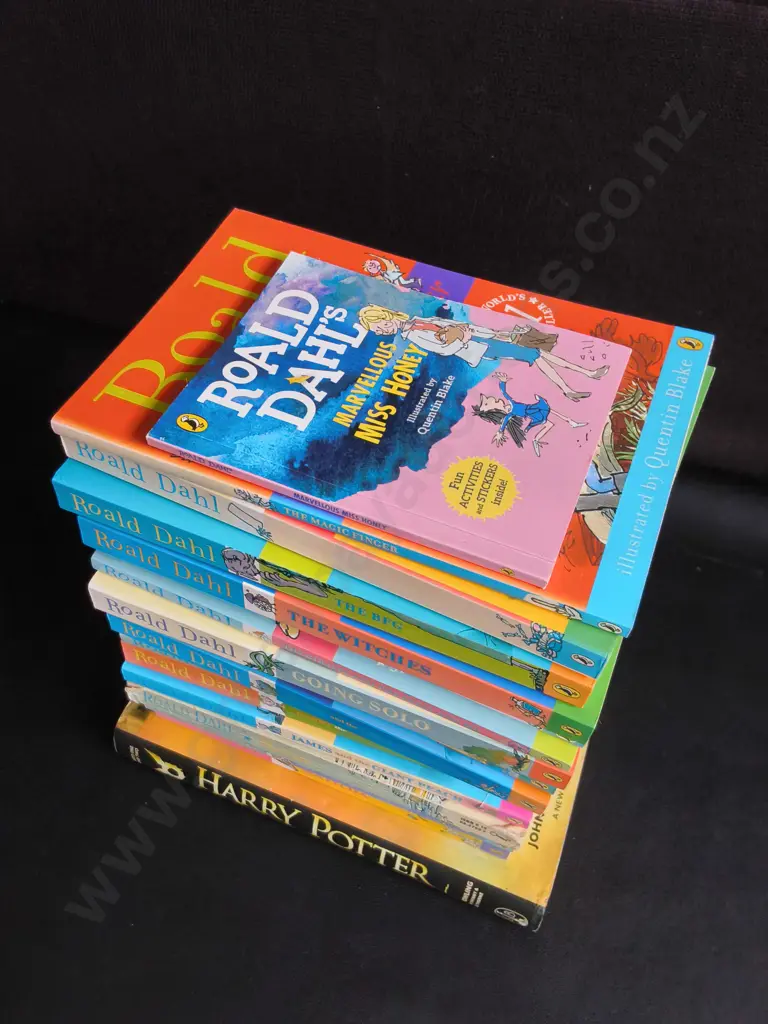 COLLECTION OF ROALD DAHL BOOKS, AND HARRY POTTER BOOK Image 1++