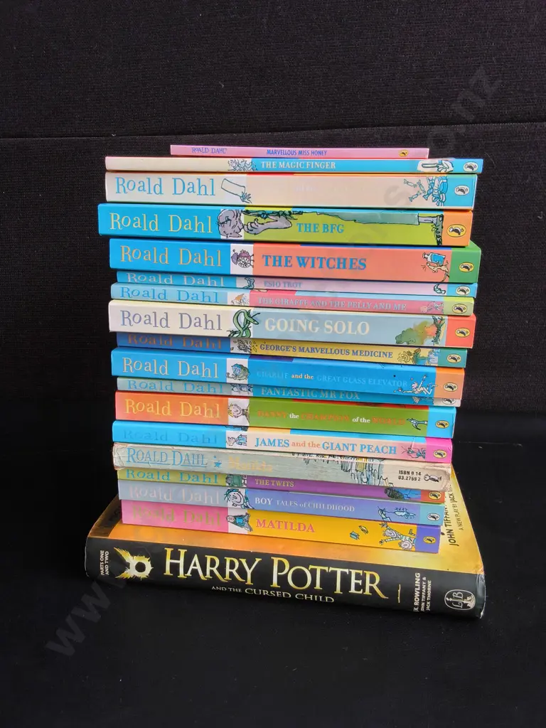 COLLECTION OF ROALD DAHL BOOKS, AND HARRY POTTER BOOK Image 1++