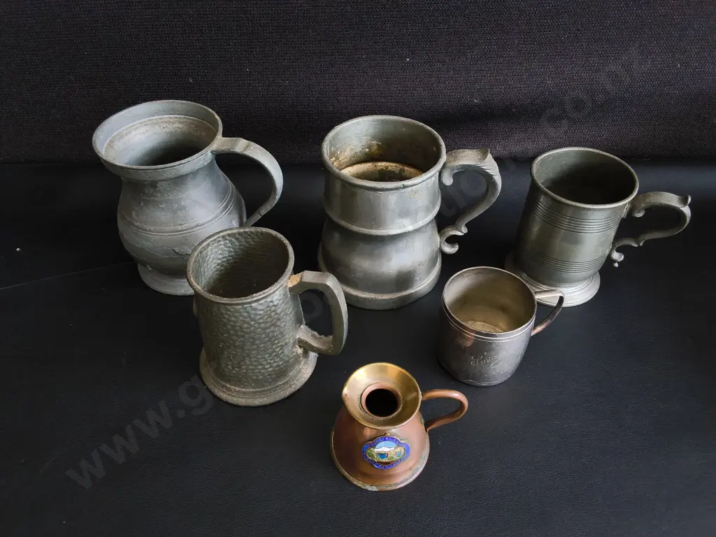 COLLECTION OF VINTAGE PEWTER TANKARDS AND MUGS, WITH ADDITIONAL MINIATURE COPPER TONED JUG, TALLEST H 12 CM Image 1++