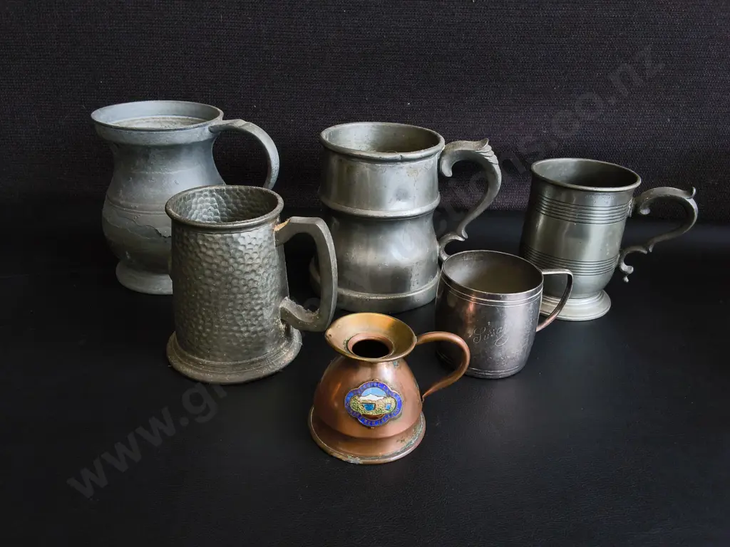 COLLECTION OF VINTAGE PEWTER TANKARDS AND MUGS, WITH ADDITIONAL MINIATURE COPPER TONED JUG, TALLEST H 12 CM Image 1++
