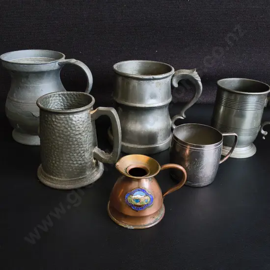 COLLECTION OF VINTAGE PEWTER TANKARDS AND MUGS, WITH ADDITIONAL MINIATURE COPPER TONED JUG, TALLEST H 12 CM