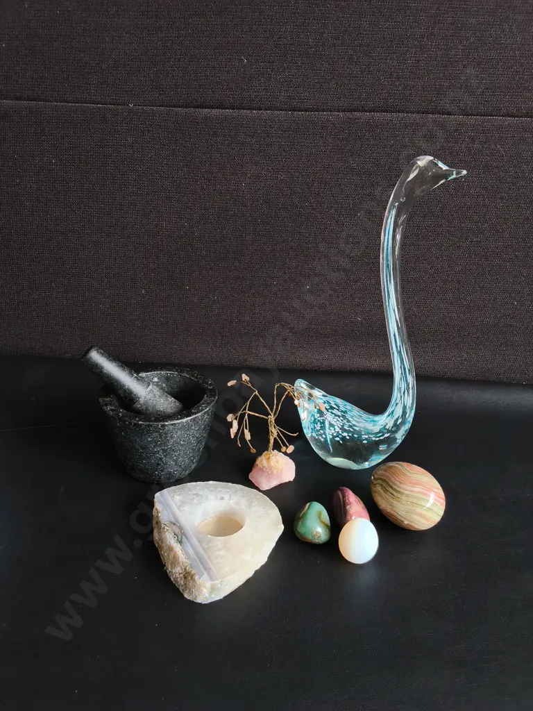 MIX OF STONE, CRYSTAL AND ART GLASS ITEMS, TALLEST H 28 CM Image 1++