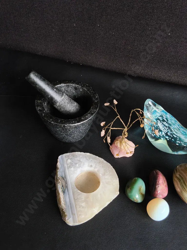 MIX OF STONE, CRYSTAL AND ART GLASS ITEMS, TALLEST H 28 CM Image 1++