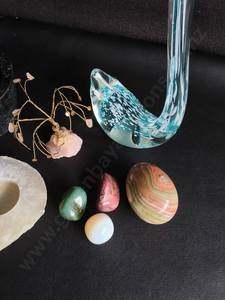 MIX OF STONE, CRYSTAL AND ART GLASS ITEMS, TALLEST H 28 CM Image 1++