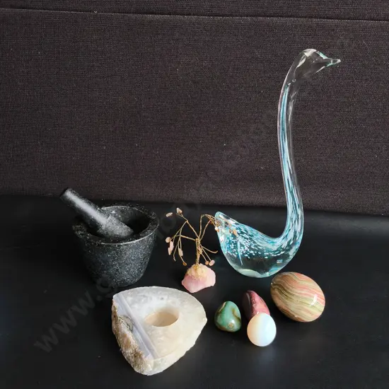 MIX OF STONE, CRYSTAL AND ART GLASS ITEMS, TALLEST H 28 CM