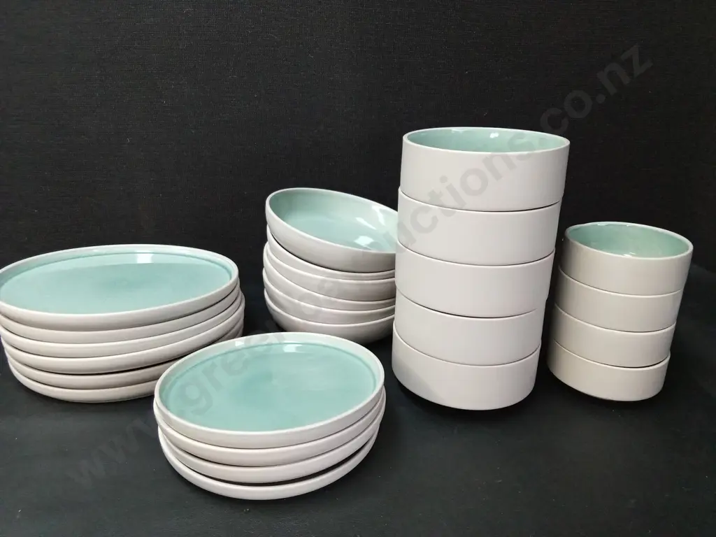 25 PIECE MODERN DINNER SET Image 1++