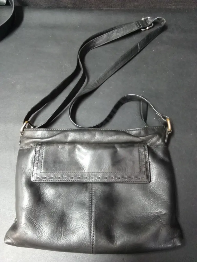 4 WOMEN'S PURSES, 1 GENUINE LEATHER Image 1++