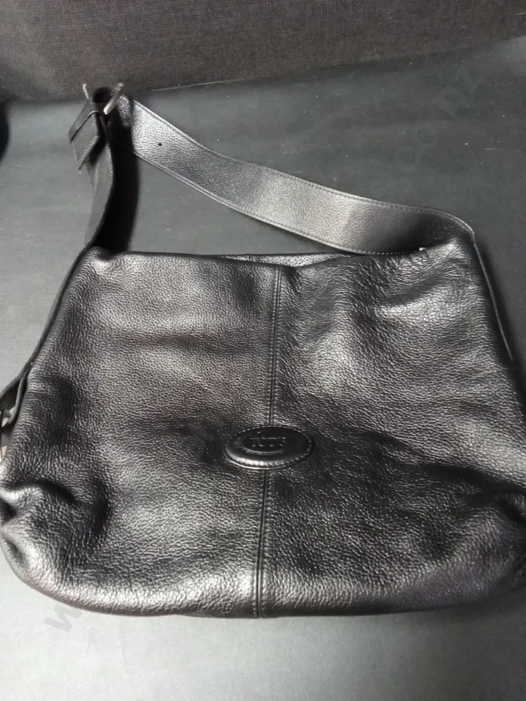 4 WOMEN'S PURSES, 1 GENUINE LEATHER Image 1++