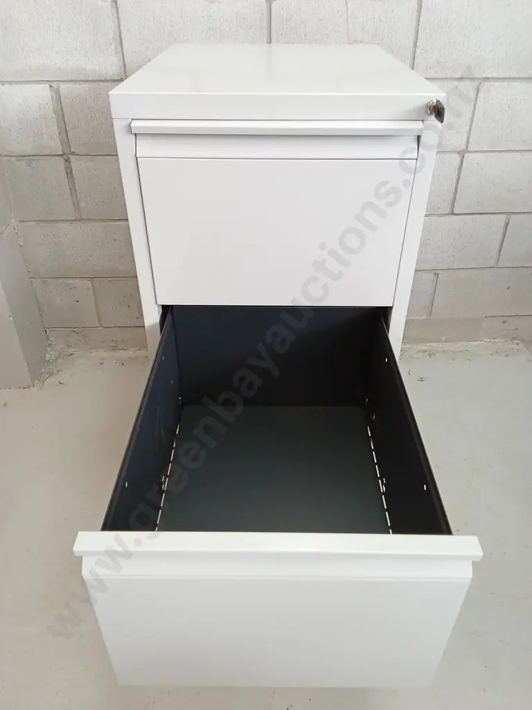 THREE DRAWER FILING CABINET WITH KEY, H 102CM X W 47CM X D 62CM Image 1++